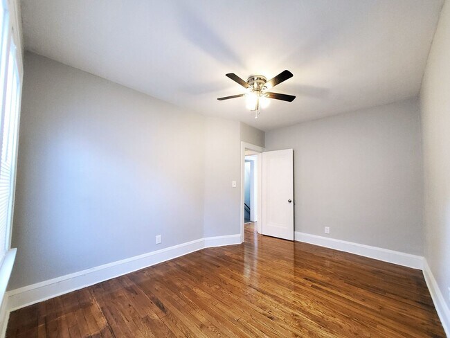 Building Photo - 5 Bed - 2 Full Bath Cape Cod for Rent!