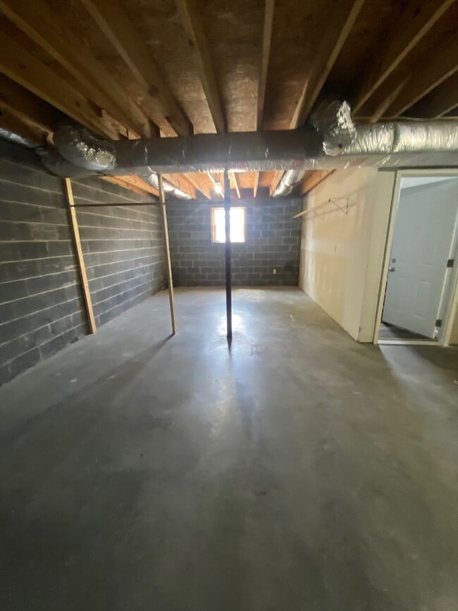 Building Photo - 3 bedroom 2 bath single family home