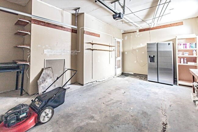 Building Photo - 5 bedroom, 2.5 bath home in Claymont