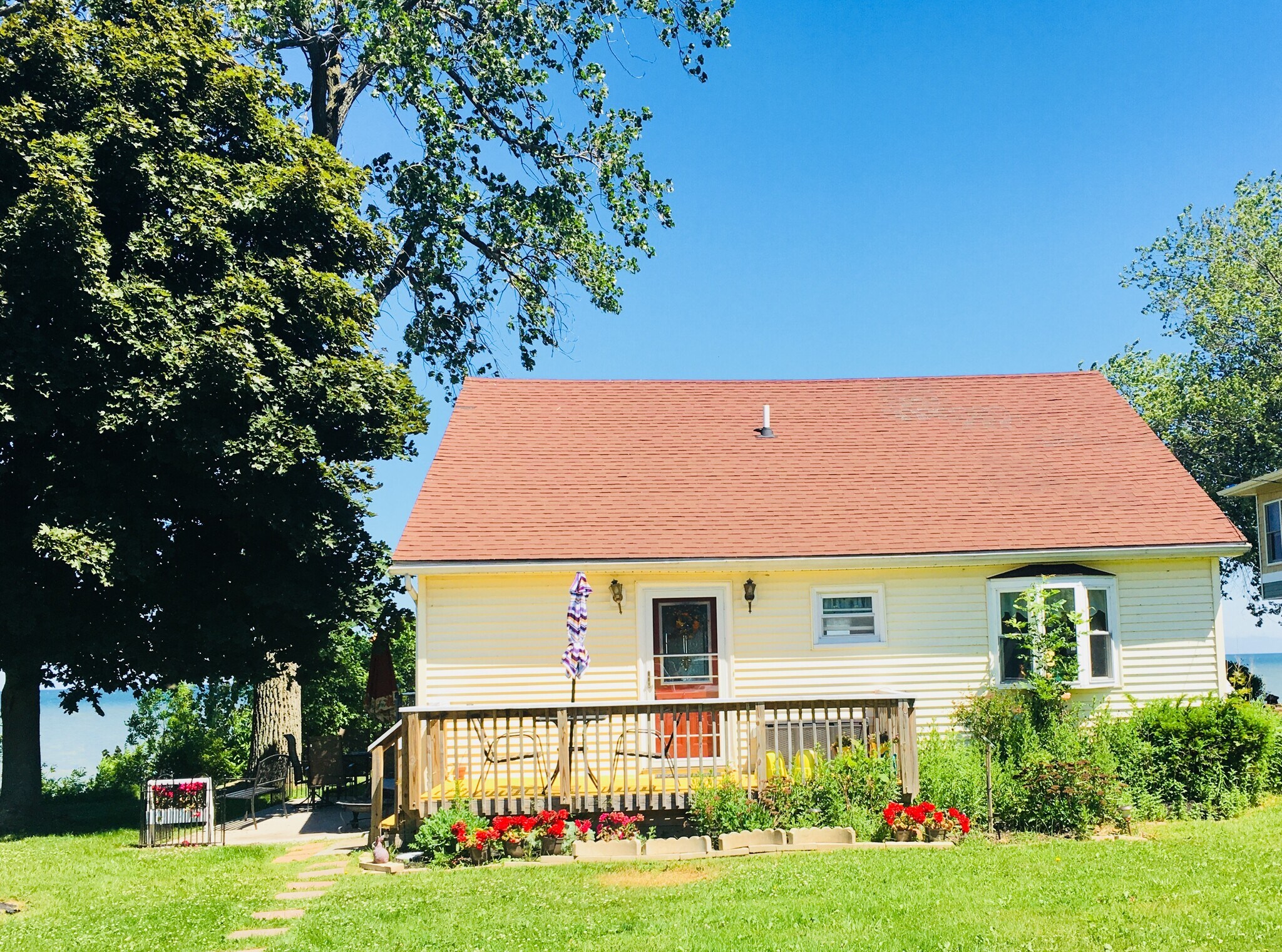 Building Photo - 610 Riverside Dr