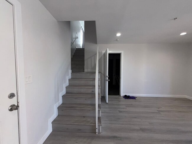 Building Photo - Newly Renovated 3 Bed / 2.5 Bath Apartment for Rent – Prime Huntington Beach Location!