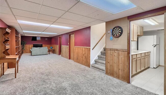 Building Photo - Huge room in a large shared home, private bathroom, great neighborhood, friendly roommates!