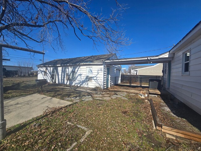 Building Photo - Cute 2 bedroom & 1 bath Home in Shawnee!