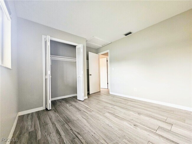 Building Photo - 523 SE 24th Ave