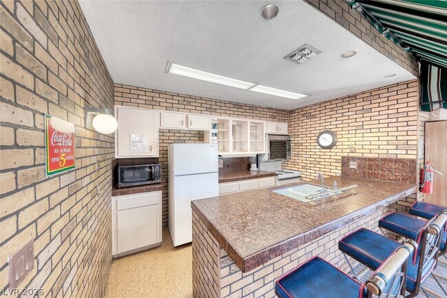 Building Photo - 205 E Harmon Ave