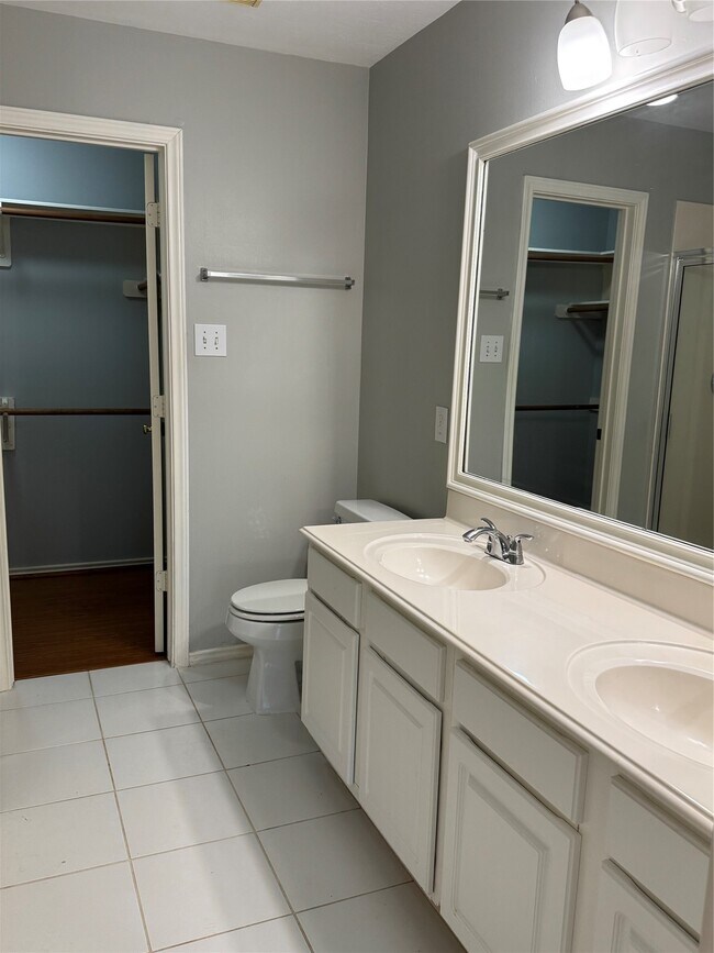 Building Photo - 226 S Walden Elms Cir