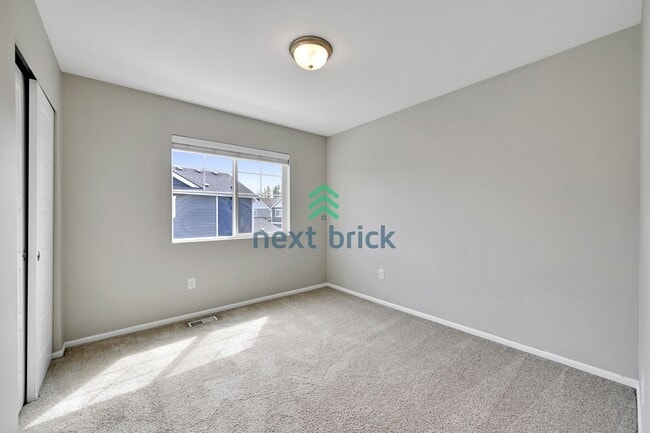 Building Photo - 4 BED & 2.5 BATH FOR RENT