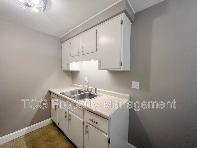 Building Photo - 1444 State Street