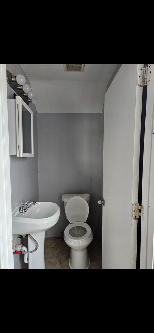 Building Photo - 3 bedroom 2 bath home Single Family Home