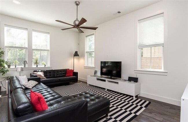 Building Photo - 306 NW H St