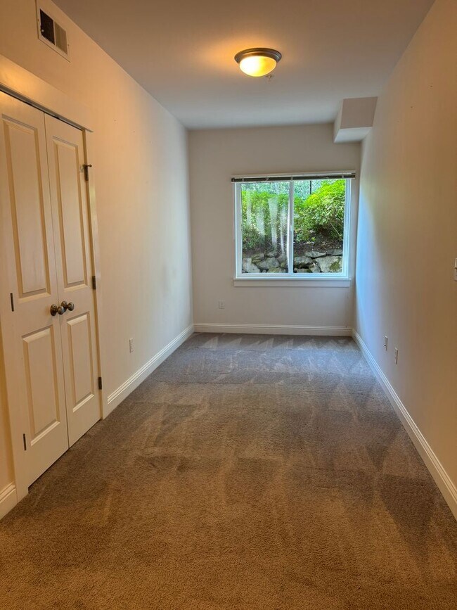Building Photo - 2bd/1.75ba Issaquah Condo