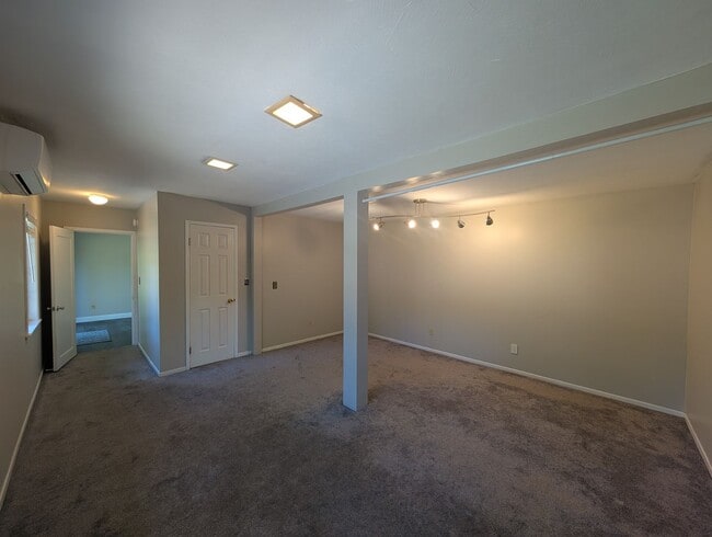 Building Photo - Great 3 Bedroom Ranch Style Home in North ...