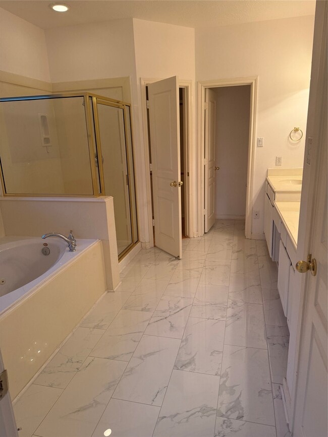 Building Photo - 12022 Miramar Shores Dr