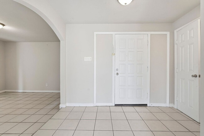 Building Photo - 11202 Sagehill Dr