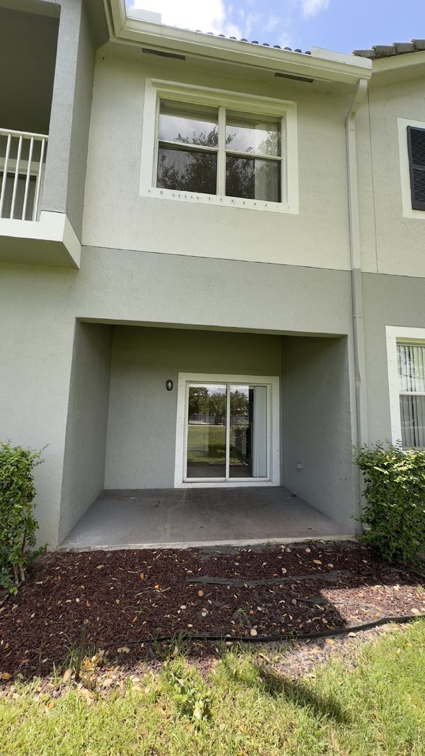 Building Photo - 3042 Grandiflora Dr