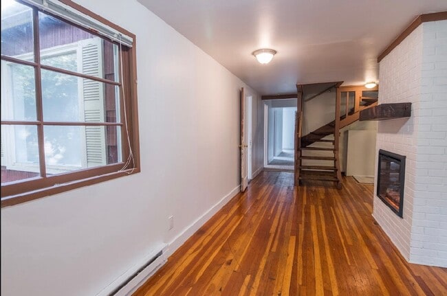 Building Photo - 3 bedroom 1 bathroom house close to Hendricks Park!
