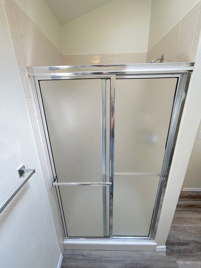 Building Photo - 4 Bedroom Home Available Near Research Pkwy & Scarborough Dr!