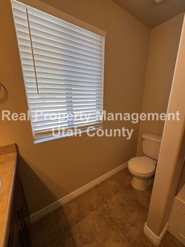 Building Photo - 2477 Garden Dr