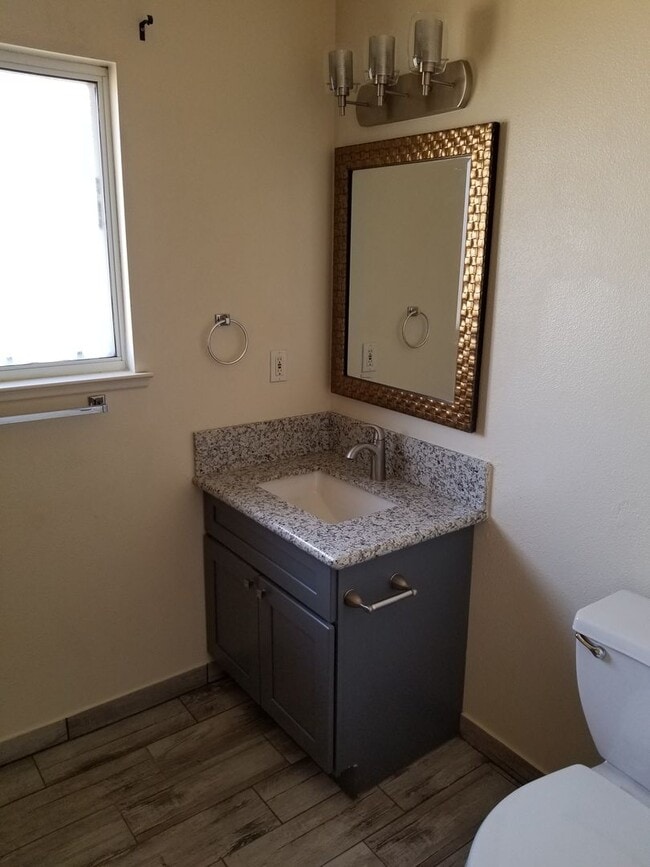 Building Photo - 2 Br 1 Ba available Now