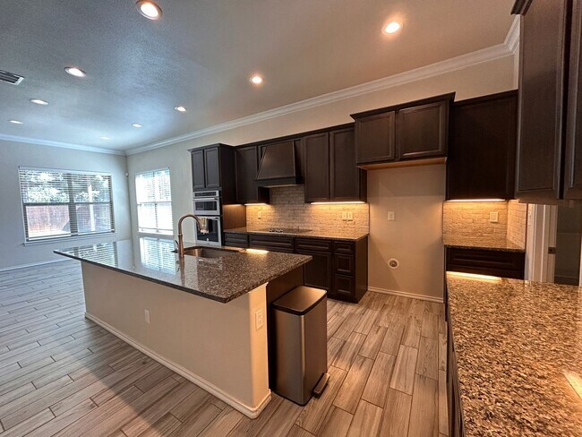 Building Photo - 4 bedroom 3 bathroom