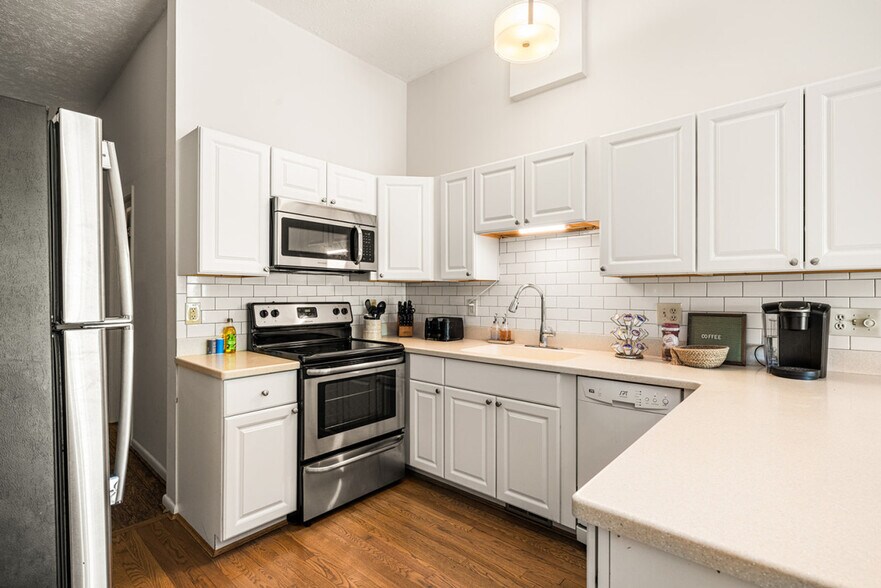 Building Photo - 962 Pavilion St