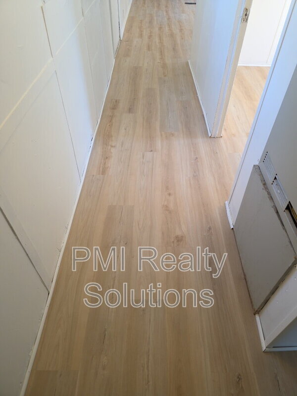 Building Photo - 305 W Dixieland Ave