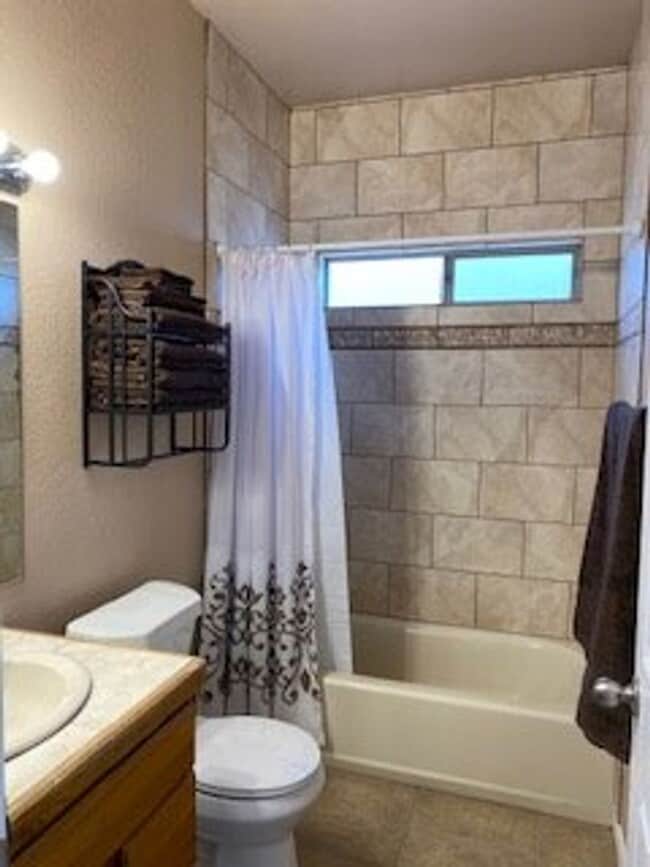 Building Photo - Fully Furnished: Beautiful 3 bedroom, 2 ba...