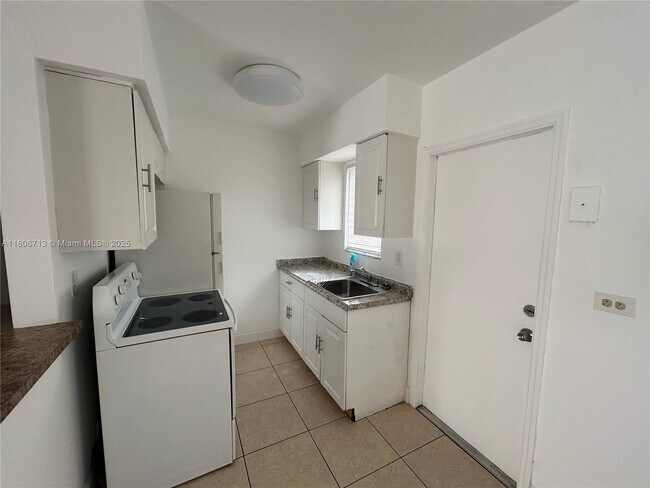 Building Photo - 1280 NE 139th St