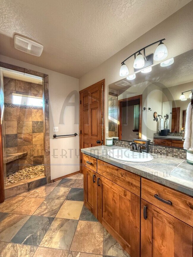 Building Photo - Stunning River Ridge Home With Spectacular Views