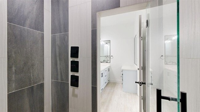 Building Photo - 4867 N Oakland Ln