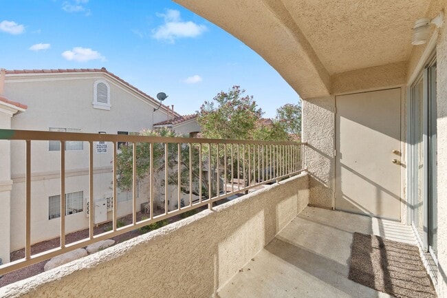 Building Photo - 2nd Floor Condo in a Gated Northeast Commu...