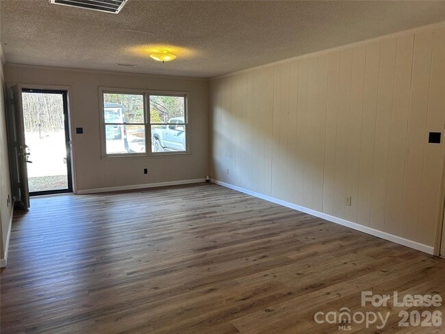 Building Photo - 220 Sunny Hill Dr