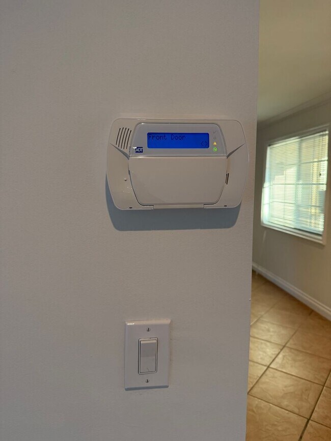 Building Photo - Open Thursday 12/11 3-4pm Private HOME 3bed/2 bath + POOL in Woodland Hills!