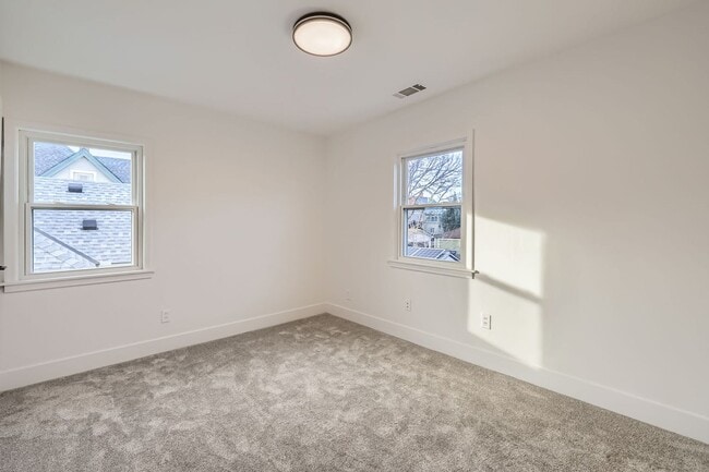 Building Photo - 2 bed/1 bath updated duplex