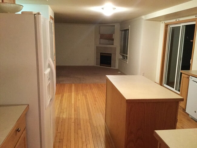 Building Photo - 2100 Square Foot  4 Bed Room Home Fenced Y...