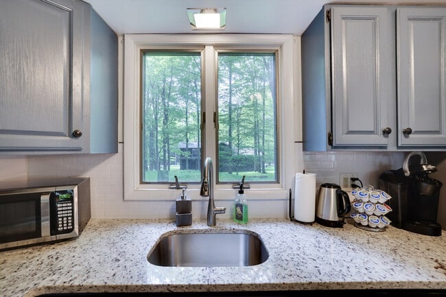 Building Photo - 141 Tommy's Ln