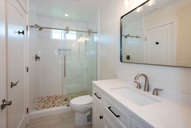 Building Photo - Remodeled Mesa Home Steps From Shoreline Park!