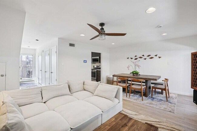 Building Photo - 1106 W 6th St