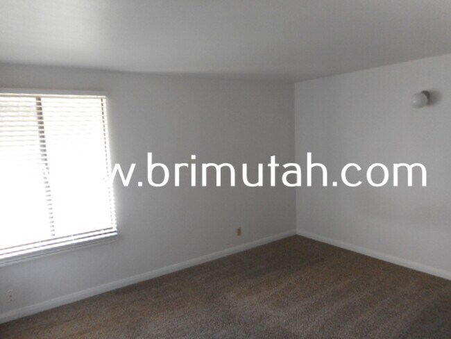 Building Photo - 292 100 E