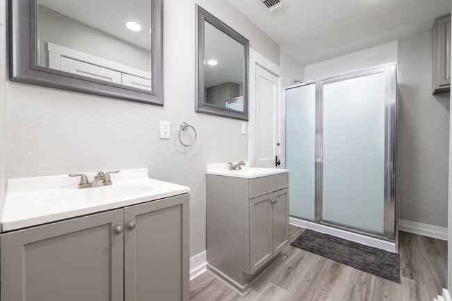 master bathroom - 418 Montecito Dr