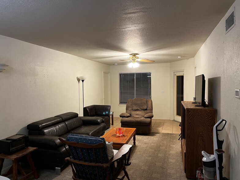 Shared living area (night) - 521 Southwest Pky