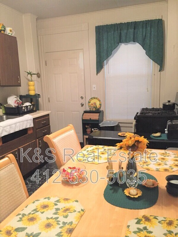 Building Photo - 556 Middle Ave