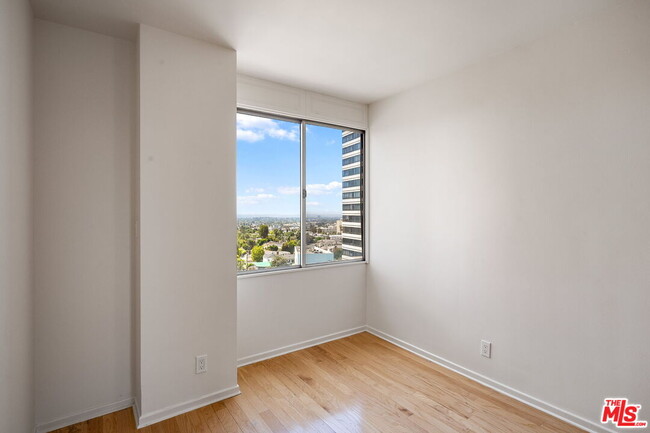 Building Photo - 865 Comstock Ave