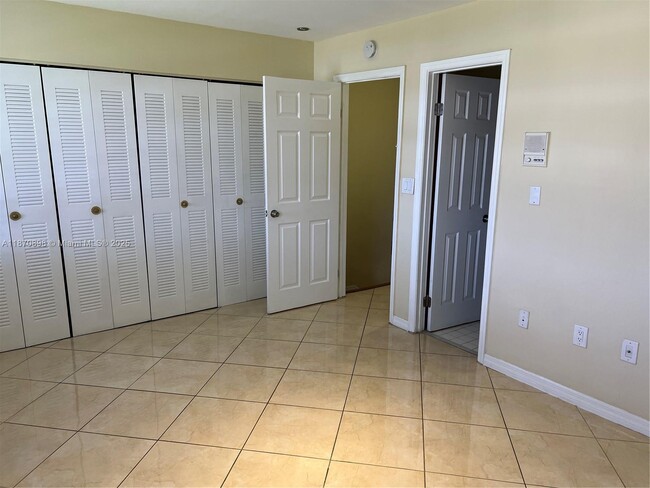 Building Photo - 9908 Hammocks Blvd