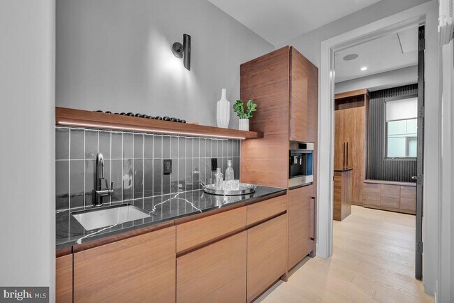 Building Photo - 110 S Bonsall St
