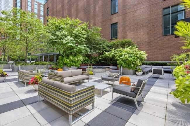 Building Photo - 845 N State St