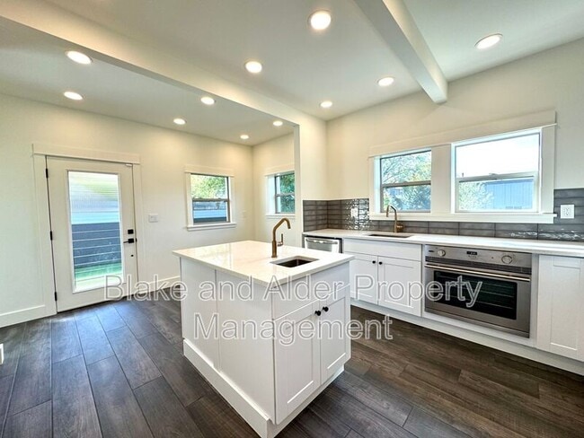 Building Photo - 3556 NE Sandy Blvd