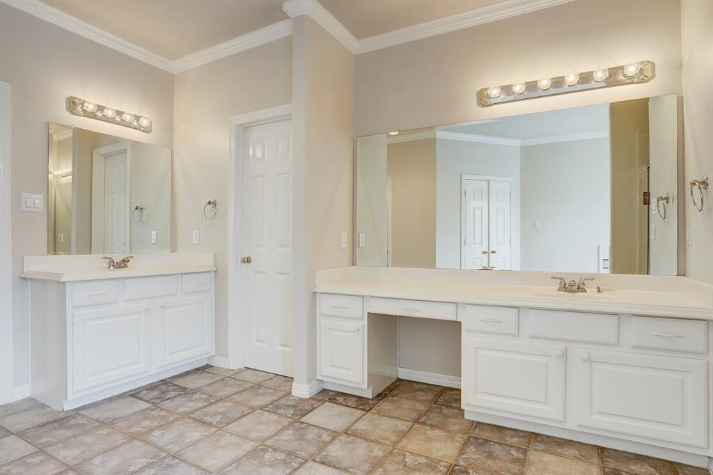 Master bathroom with dual vanity - 2822 Briarhurst Park