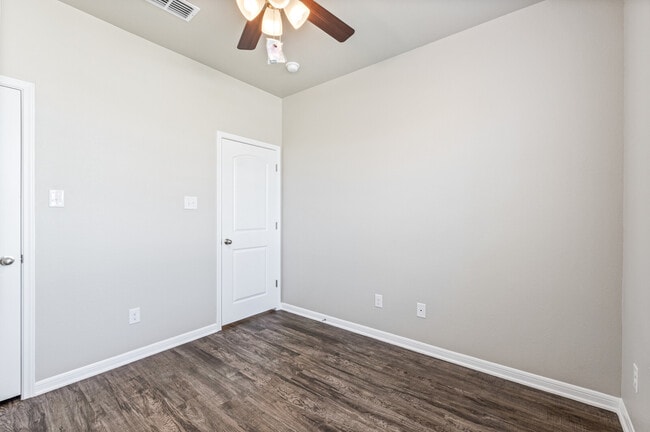 Building Photo - 1204 Grand Oak Trail