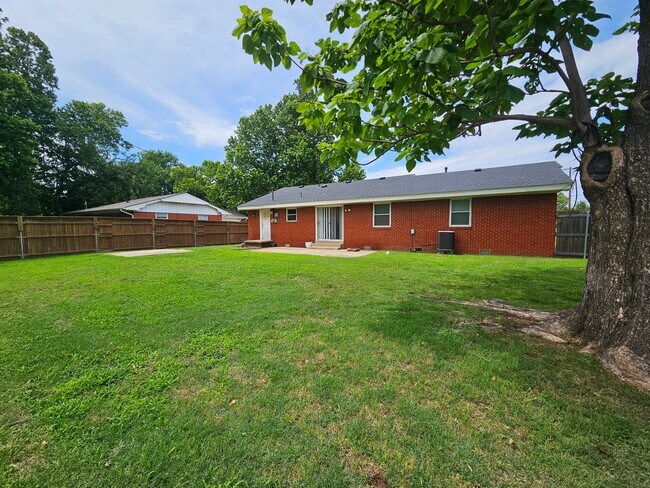 Building Photo - (3) Bed/(1.5) Bath in Core Norman Avail NOW!